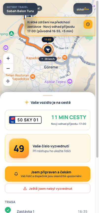 Stránka sledování hosta: živá mapa s přijíždějícím vozidlem a číslem vyzvednutí
